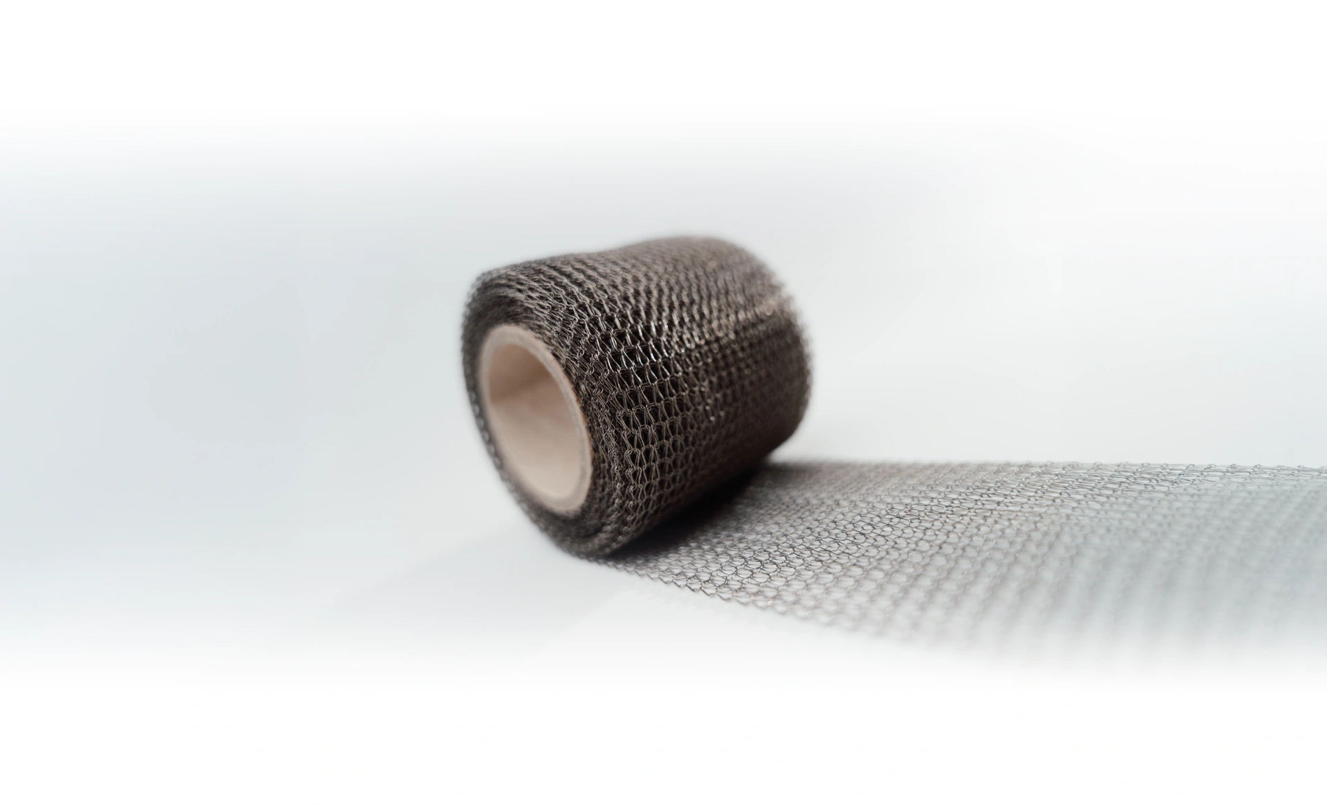 Knitted wire mesh structure with large surface area and high flow rate